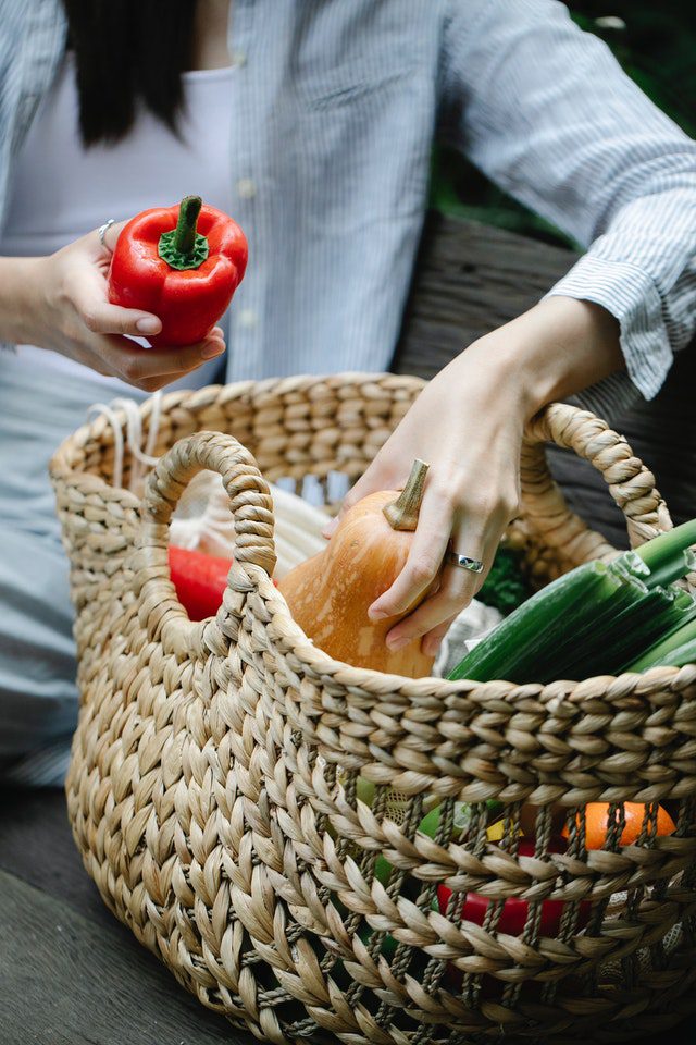 Faire ses courses avec un panier et acheter des légumes de saison locaux