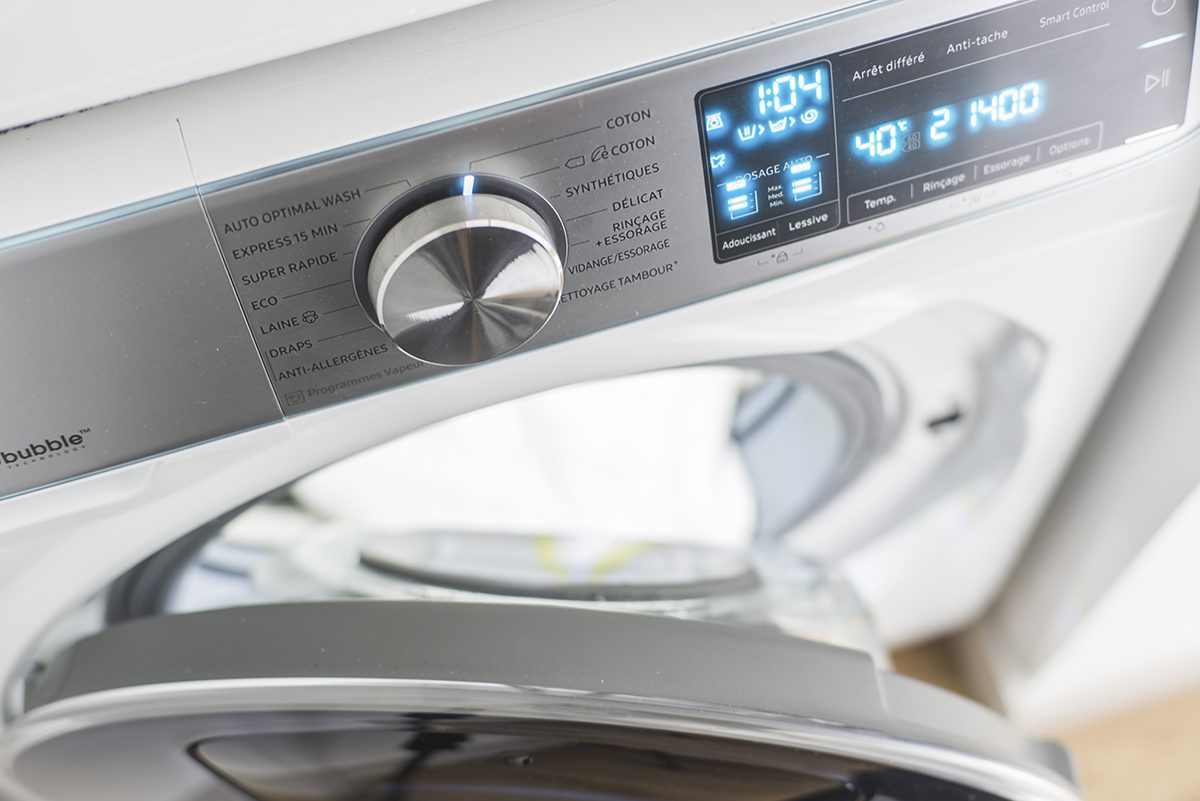 Lave-linge et sèche-linge avec optimisation de la consommation électrique et d'eau