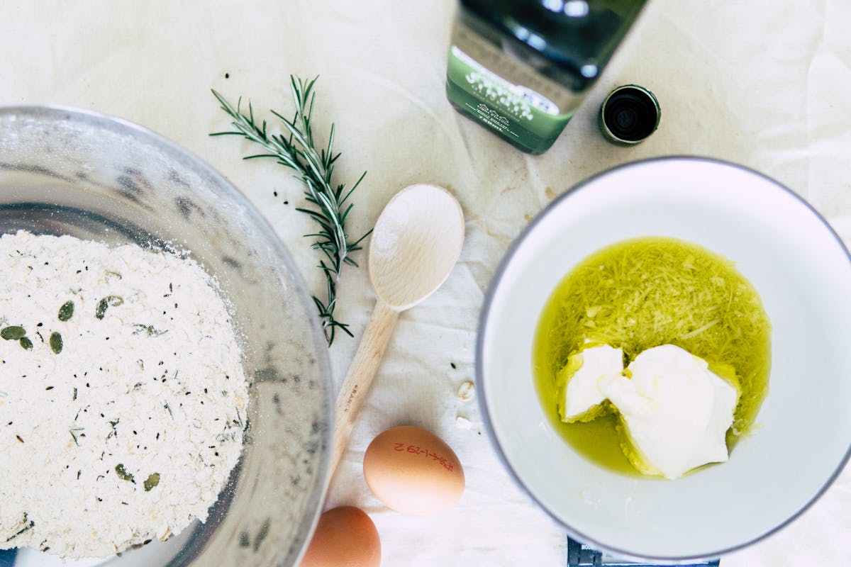 Recettes d’œufs brouillés ou œufs cocotte aux herbes : fondants, crémeux et ultra-gourmands !