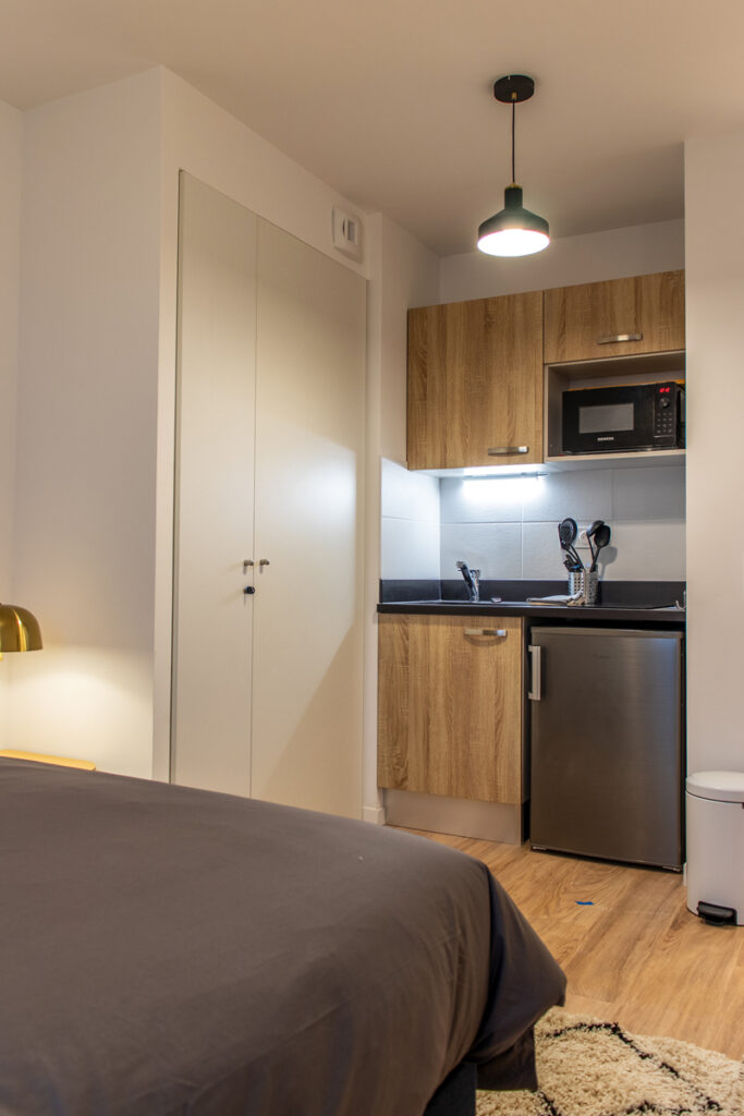 Studio meublé avec kitchenette et salle de bain privée