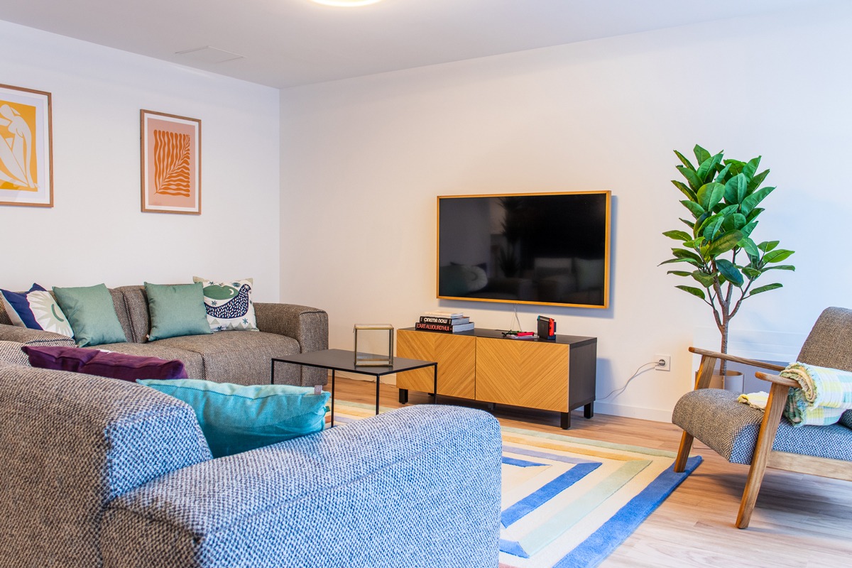 Espace salon TV donnant sur terrasse