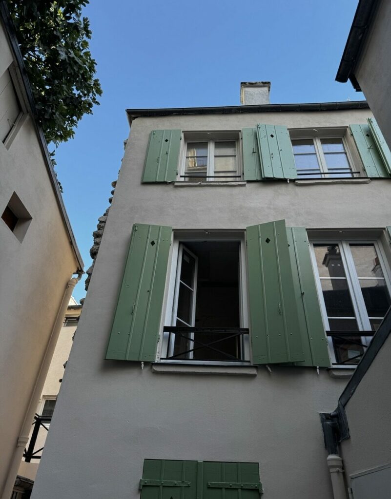 Location meublée à Paris : ouverture de 3 nouvelles résidences Compose : coliving, colocation premium ou studios meublés indépendants.